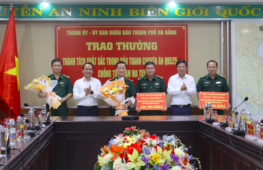 Thưởng nóng lực lượng biên phòng chặn đứt đường dây ma túy xuyên quốc gia