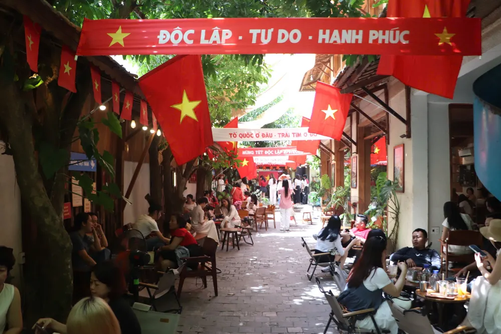 Những ngày qua, nhiều quán cà phê tại TP Đà Nẵng đồng loạt trang trí cờ đỏ sao vàng, hưởng ứng kỷ niệm 80 năm Quốc khánh 2-9