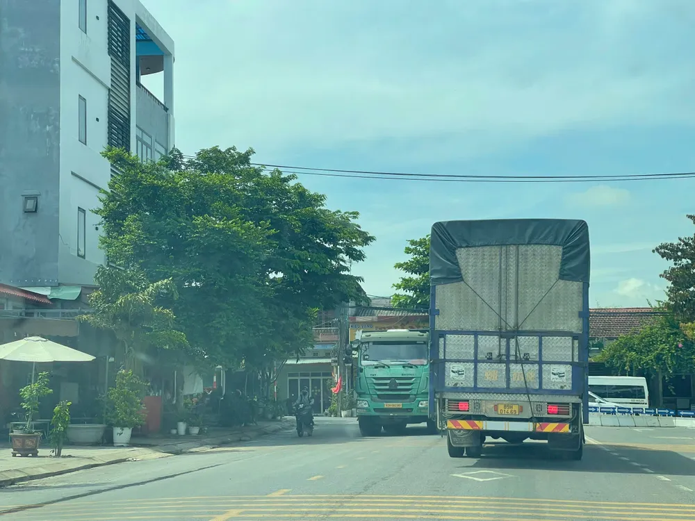 Xe tải trọng lớn đi vào tuyến đường liên xã ĐH2, chen lấn với xe máy gây mất an toàn giao thông