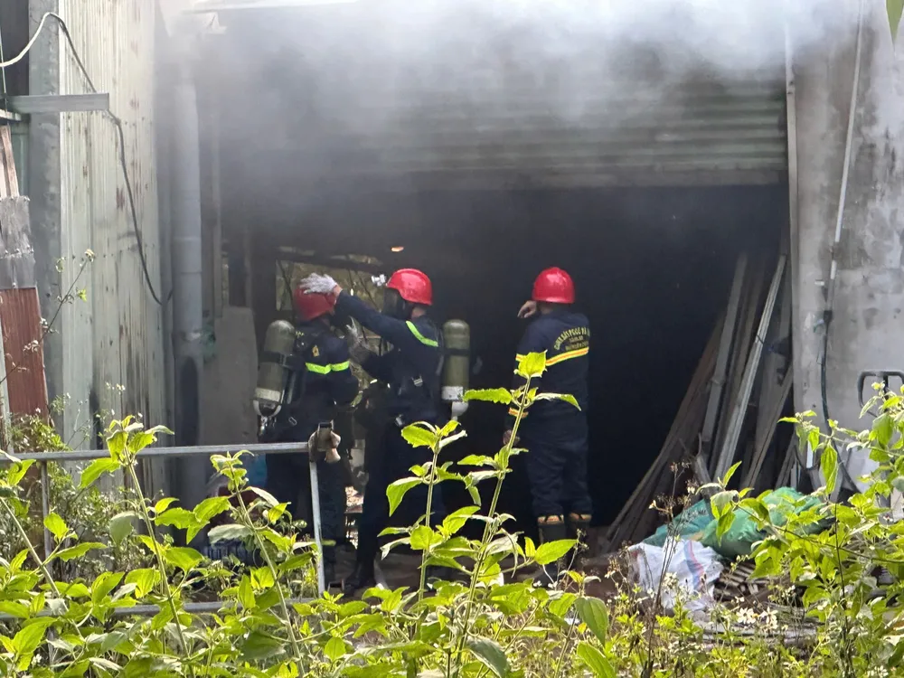 Lực lượng chữa cháy nỗ lực dập lửa