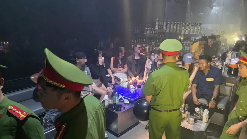 Công an phường Hải Châu kiểm tra quán pub E.D. Ảnh: CACC