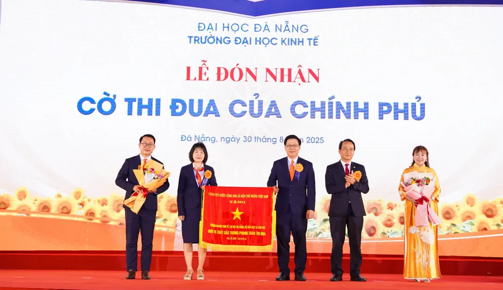Trường Đại học Kinh tế – Đại học Đà Nẵng đón nhận cờ thi đua của Chính phủ nhân dịp kỷ niệm 50 năm xây dựng và phát triển