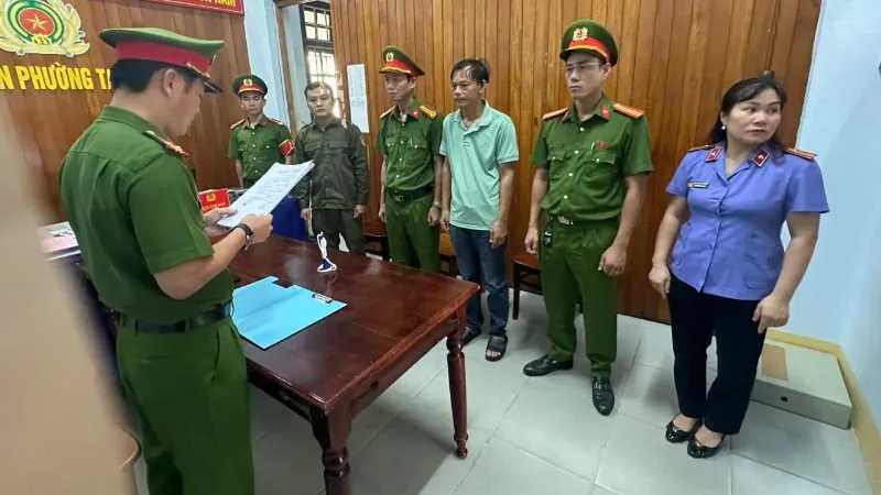 Cơ quan cảnh sát điều tra tống đạt quyết định khởi tố vụ án, khởi tố bị can đối với Phan Hoàng Phúc. Ảnh: CACC