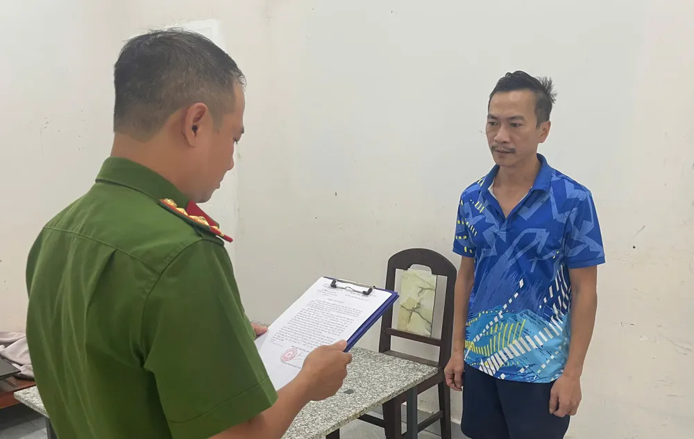 Cơ quan Cảnh sát điều tra Công an TP Đà Nẵng tống đạt các quyết định đối với Trần Hùng Cường. Ảnh: CACC