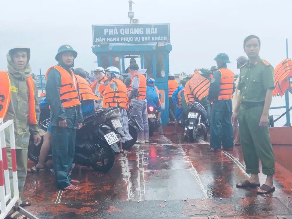 Lực lượng chức năng xã Tam Hải đảm bảo an toàn tại tuyến phà Tam Hải - Tam Quang ngày 27-9. Ảnh: Công an xã Tam Hải