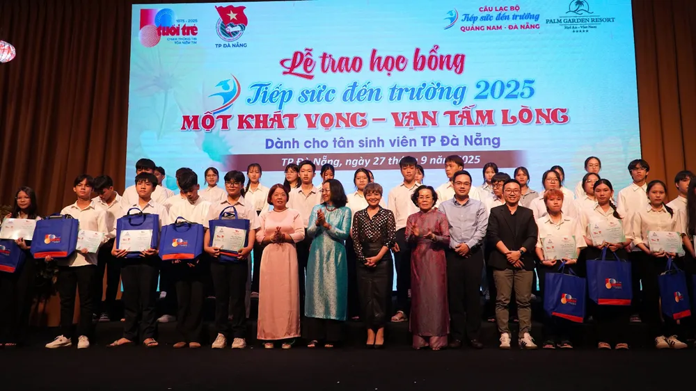 Ban tổ chức trao học bổng đến các tân sinh viên