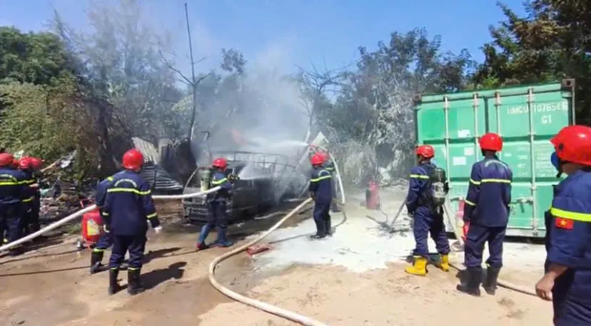 Lực lượng chức năng chữa cháy tại hiện trường