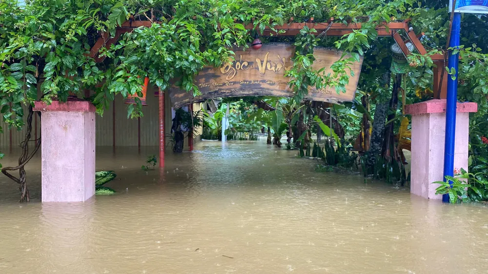 Nước lũ dâng cao, tràn vào nhà người dân