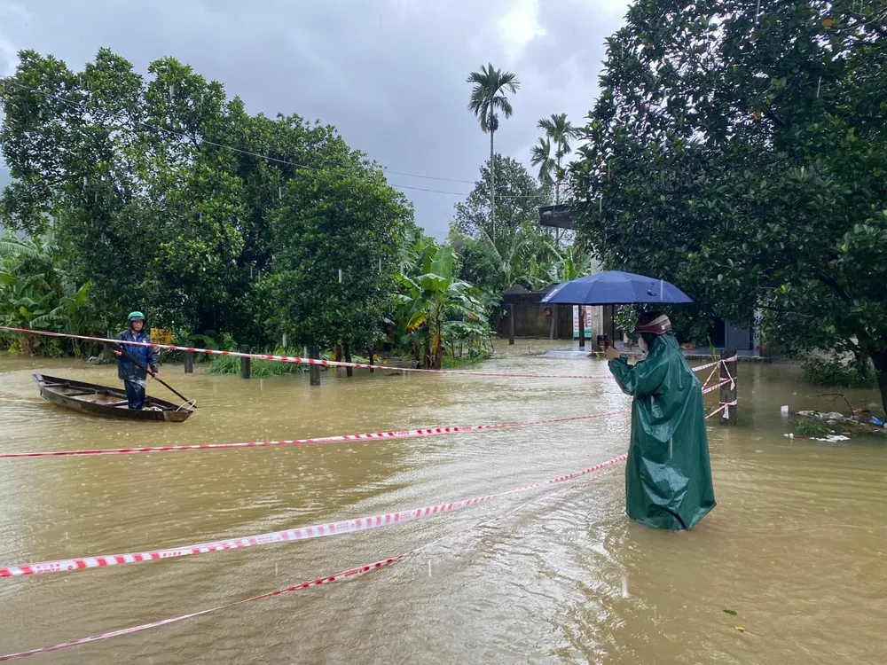 Tại những khu vực ngập sâu, lực lượng chức năng căng dây cảnh báo, không cho phương tiện qua lại