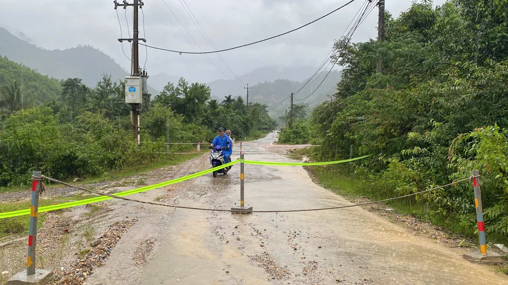 Để đảm bảo an toàn, chính quyền địa phương tạm thời phong toả một đoạn đường ĐT601