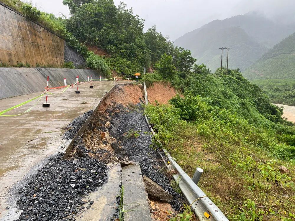 Đoạn đường sạt lở kéo dài khoảng 100m, hàm ếch hở sâu, tiềm ẩn nhiều nguy cơ tai nạn