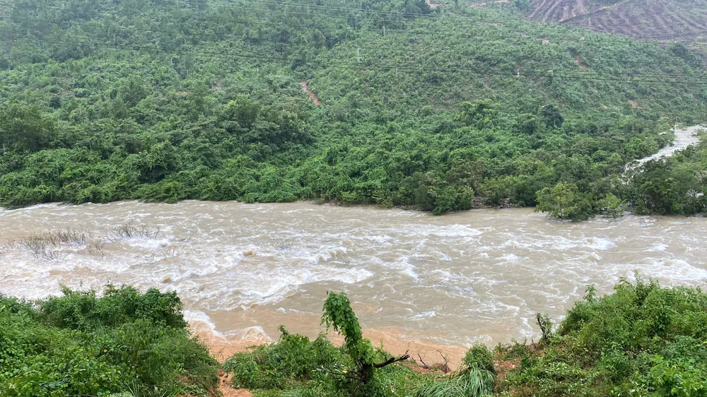 Nước lũ từ thượng nguồn cuồn cuộn đổ về các khu vực miền núi Đà Nẵng