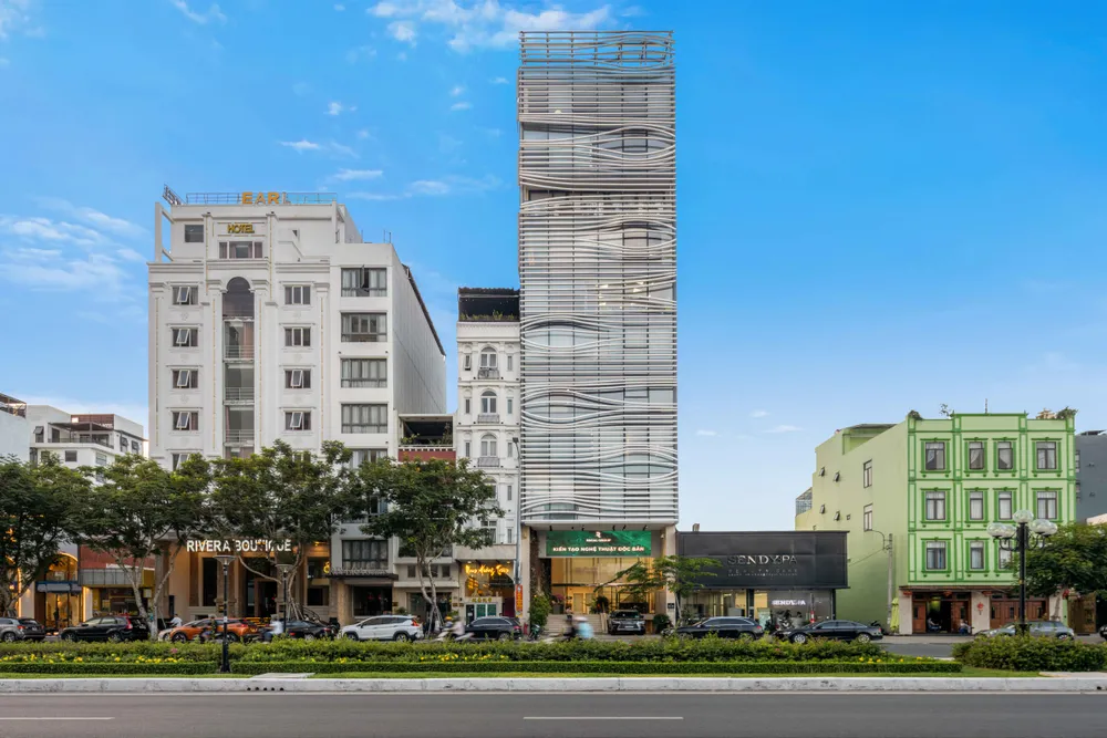 Regal Group có hội sở chính đặt tại 52 - 54 Võ Văn Kiệt, Anh Hải, Đà Nẵng và mạng lưới tự doanh trải khắp Việt Nam