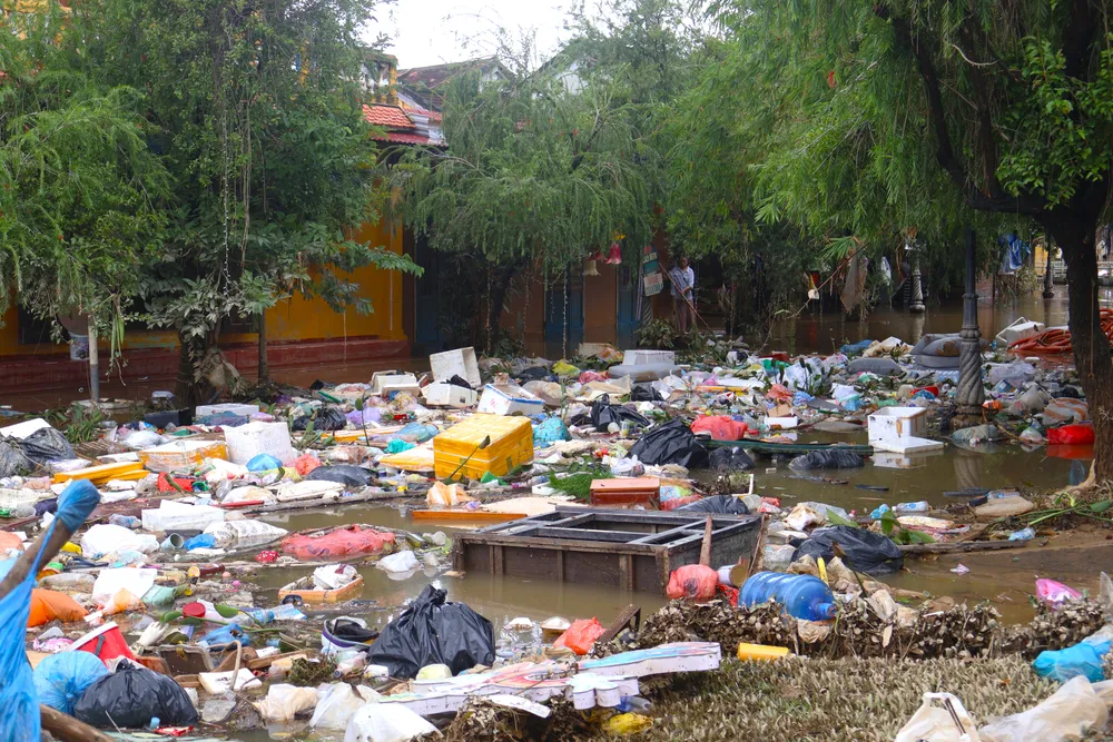 Hàng chục tấn rác ứ đọng phía sau lưng chùa Cầu, bốc mùi hôi thối nồng nặc