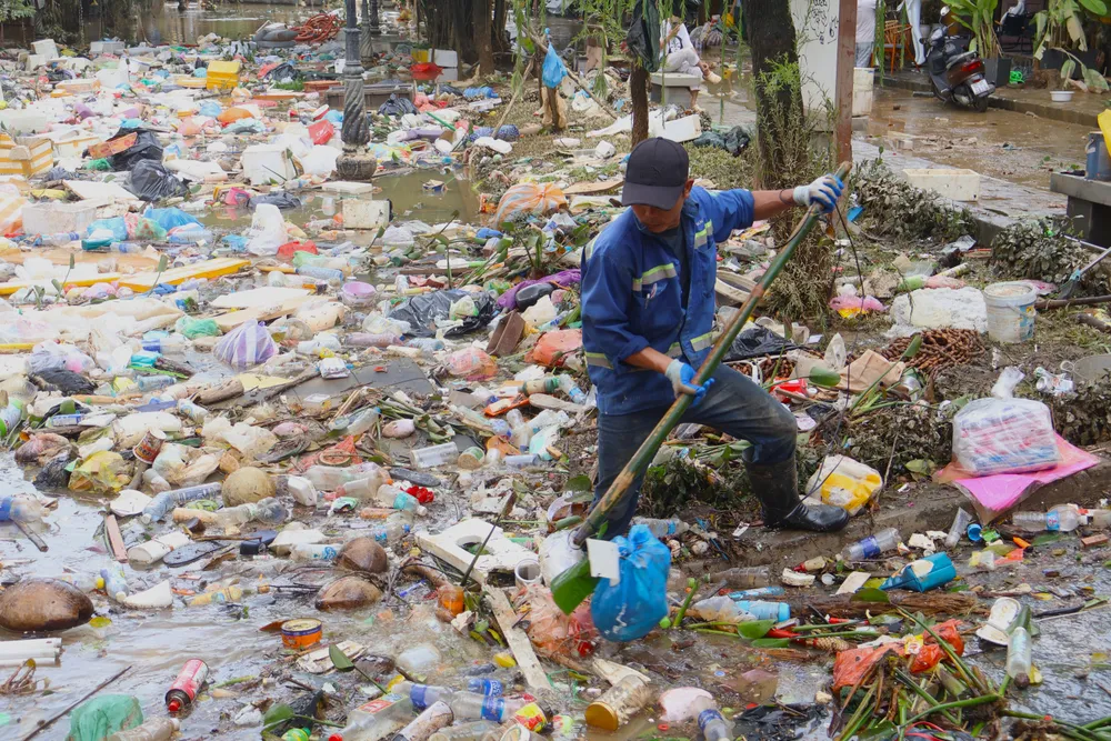 Công nhân môi trường nỗ lực vớt rác, khôi phục vệ sinh môi trường