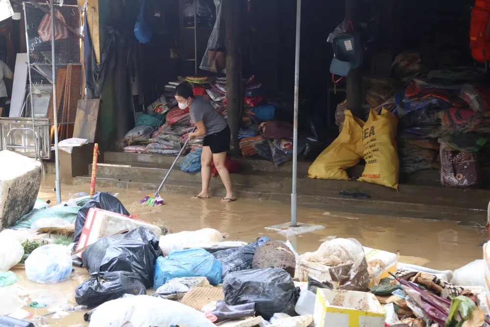 Phố cổ Hội An thiệt hại nặng nề sau nhiều ngày ngâm mình trong lũ