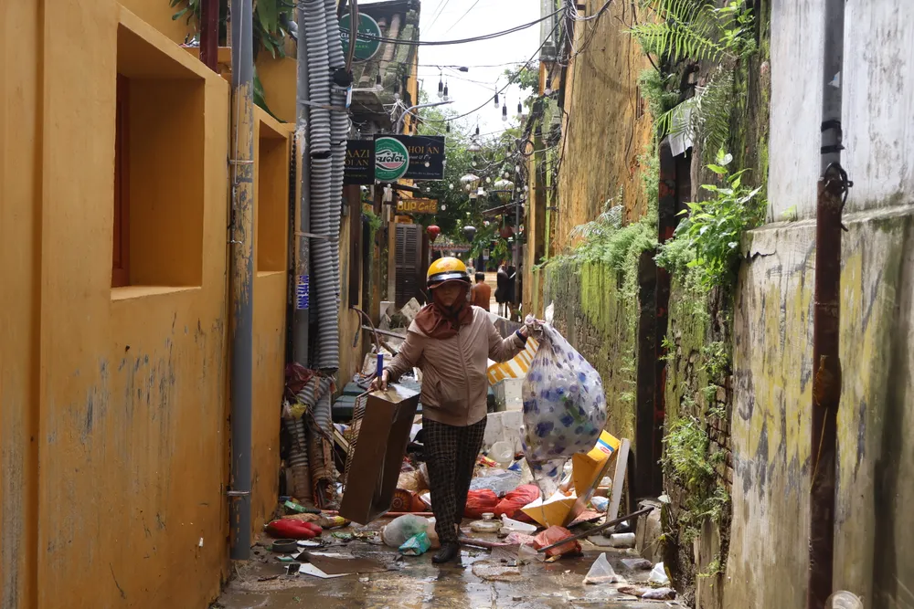 Rác thải tràn vào các con hẻm nhỏ, bịt kín lối đi
