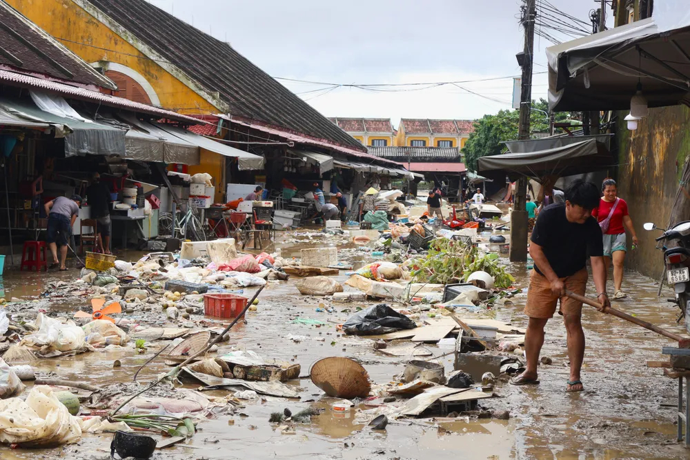Nước rút đến đâu, người dân tất bật dọn dẹp đến đó