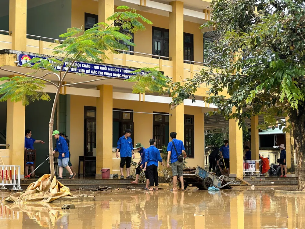 Hơn 1.500 đoàn viên, thanh niên, sinh viên đồng loạt ra quân hỗ trợ người dân khắc phục hậu quả mưa lũ