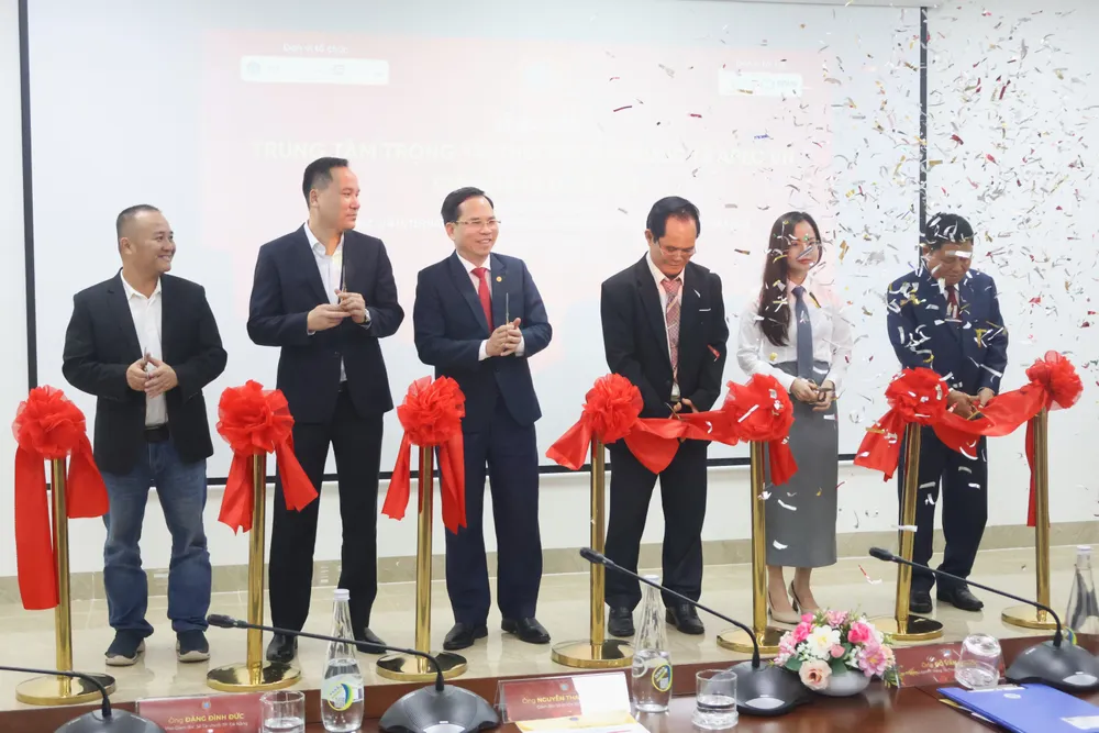 Các đại biểu thực hiện nghi thức ra mắt Trung tâm Trọng tài Thương mại Quốc tế APEC VN – Chi nhánh Đà Nẵng