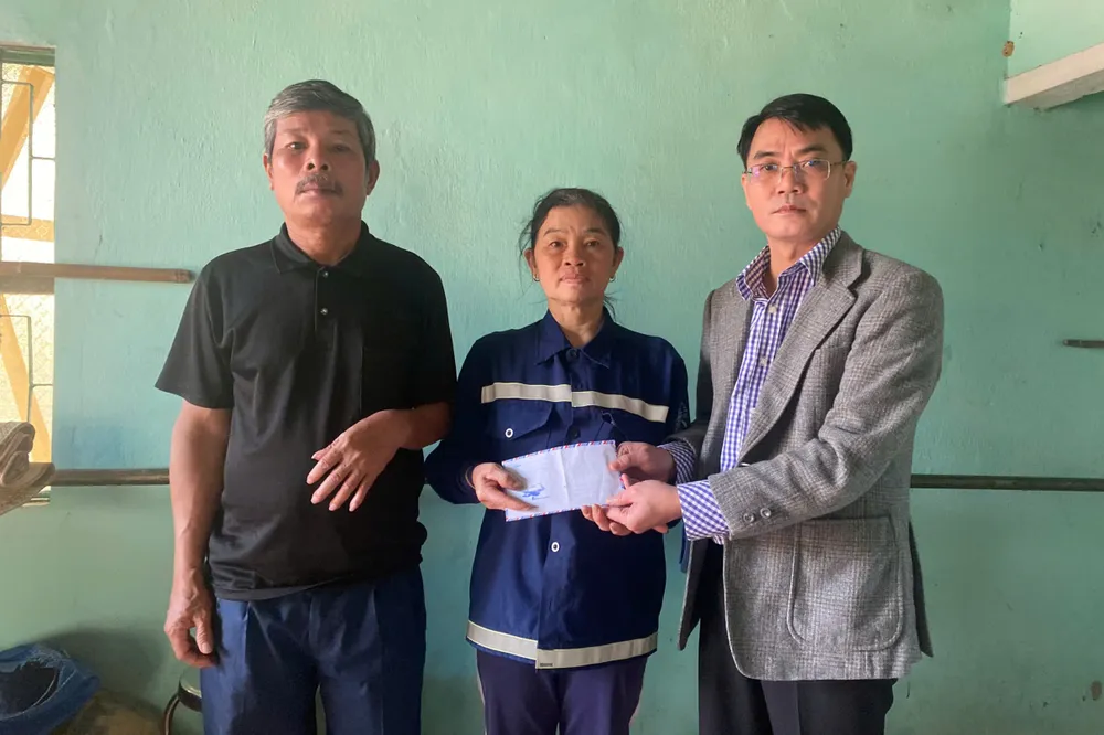  Nhà báo Nguyễn Hùng, Trưởng đại diện Báo SGGP tại miền Trung trao 6 triệu đồng của bạn đọc hỗ trợ gia đình ông Nguyễn Đai