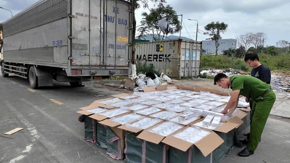 Công an thu giữ thuốc lá nhập lậu. Ảnh: CACC