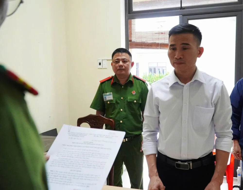 Công an TP Đà Nẵng thực hiện lệnh bắt tạm giam đối với Nguyễn Văn Hoàng. Ảnh: CACC