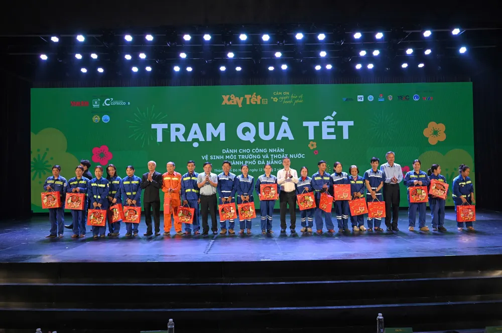 Công nhân được trao tặng quà tết tại chương trình “Xây Tết 2026”