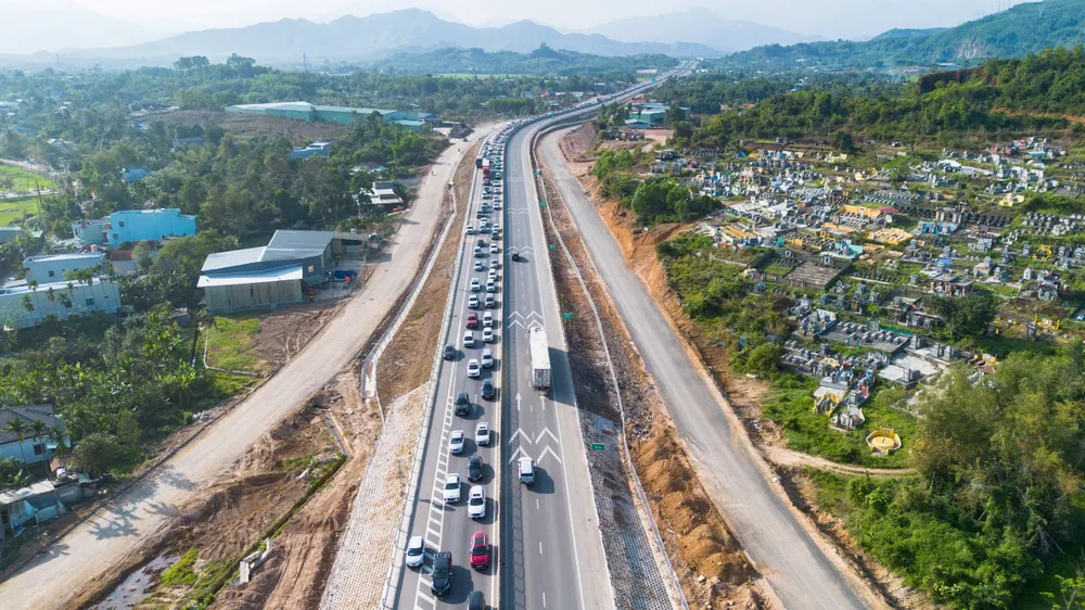 Xe cộ trở lại đông đúc sau tết khiến giao thông khu vực lối ra cao tốc Hòa Liên - Túy Loan ùn ứ kéo dài