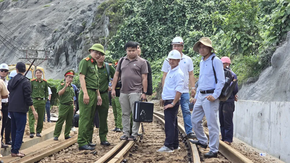 Lực lượng chức năng kiểm tra hiện trường, điều tra nguyên nhân vụ việc