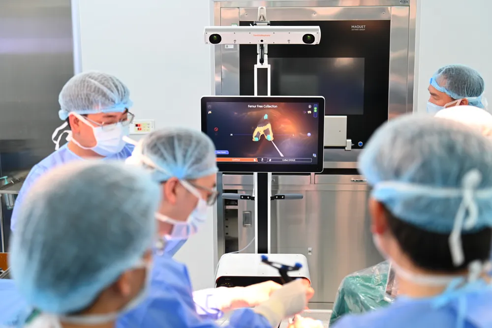 Lần đầu tiên tại khu vực miền Trung, công nghệ robot tích hợp trí tuệ nhân tạo (AI) đã được ứng dụng thành công trong phẫu thuật thay khớp gối tại Bệnh viện Vinmec Đà Nẵng