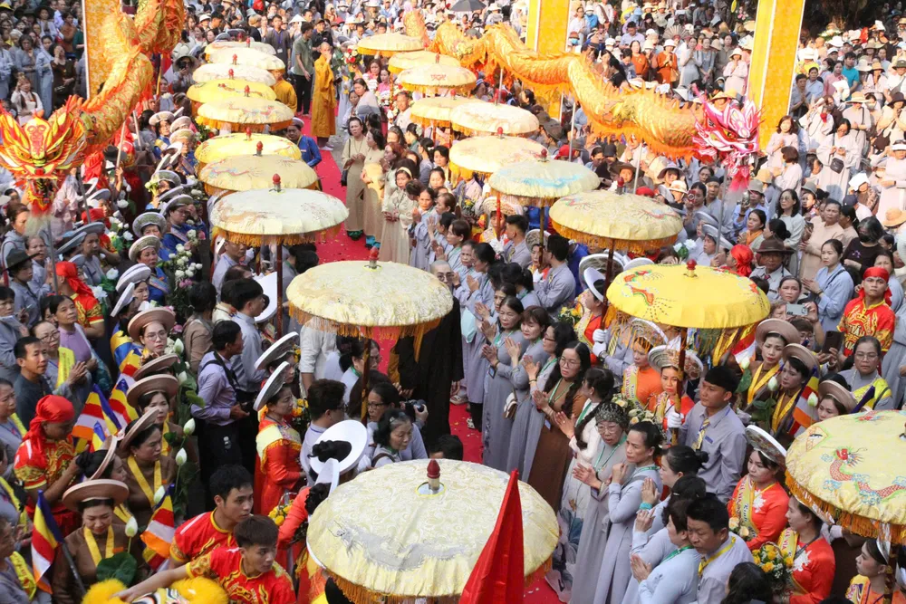 Hàng ngàn Tăng ni, Phật tử cùng du khách đổ về chùa Quán Thế Âm để theo dõi, chiêm bái Lễ Vía Đức Bồ tát Quán Thế Âm