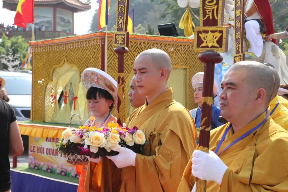 Buổi lễ diễn ra trong không khí trang nghiêm, thu hút người dân và du khách theo dõi