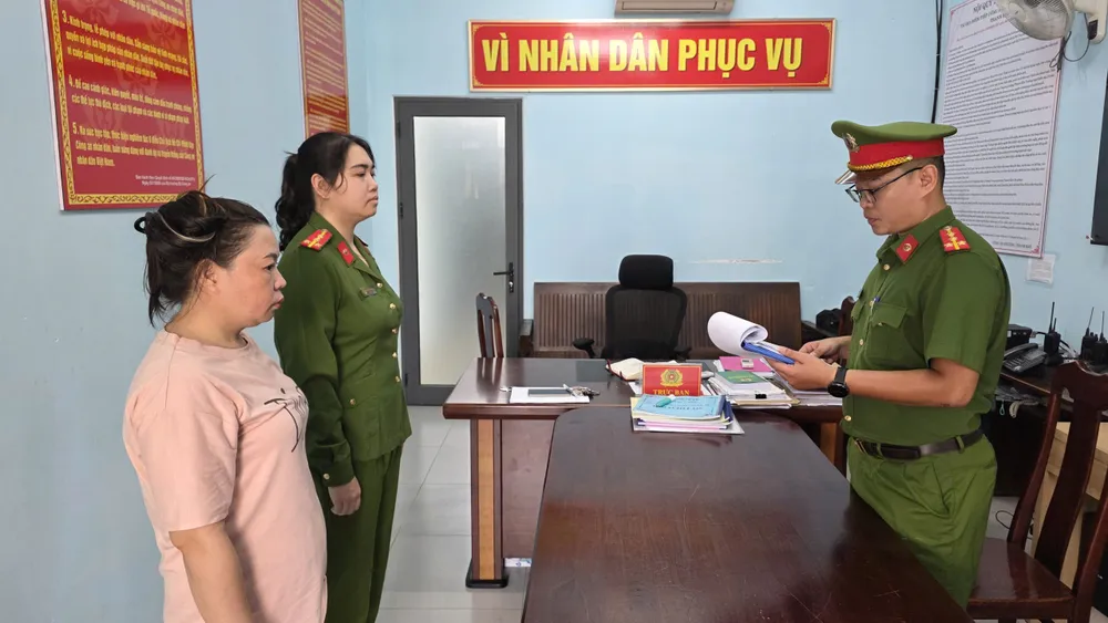 Phạm Thị Hồng Phúc tại cơ quan điều tra. Ảnh: CACC