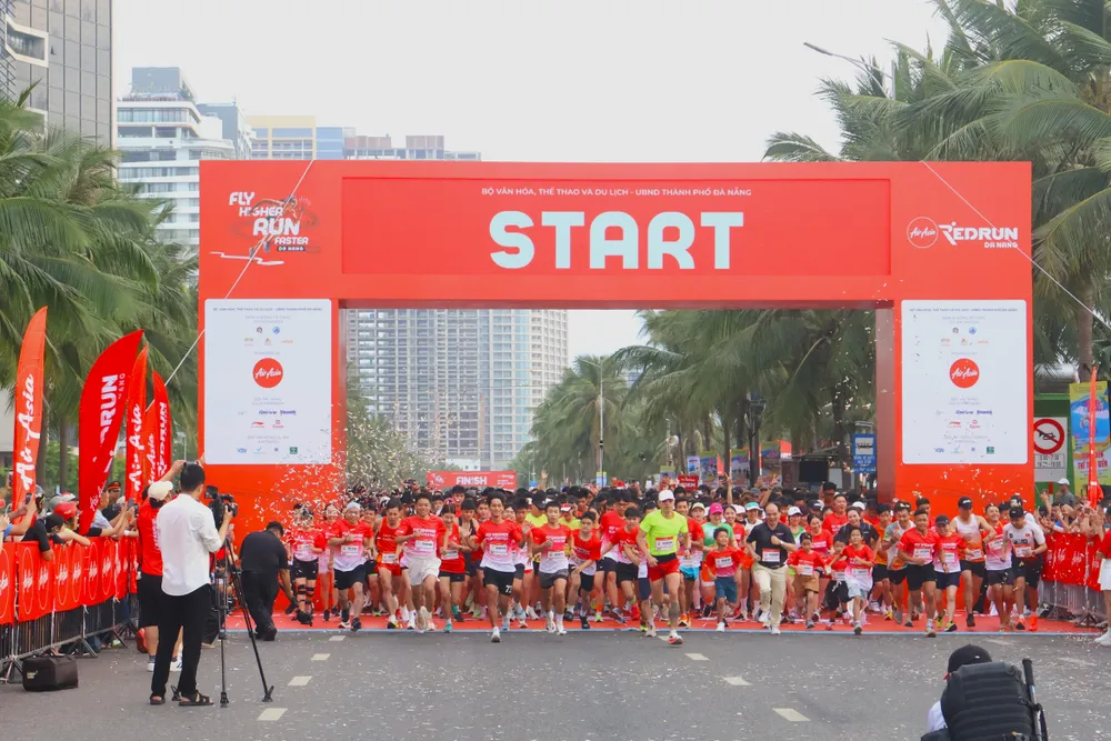 Các VĐV xuất phát tại Công viên Biển Đông