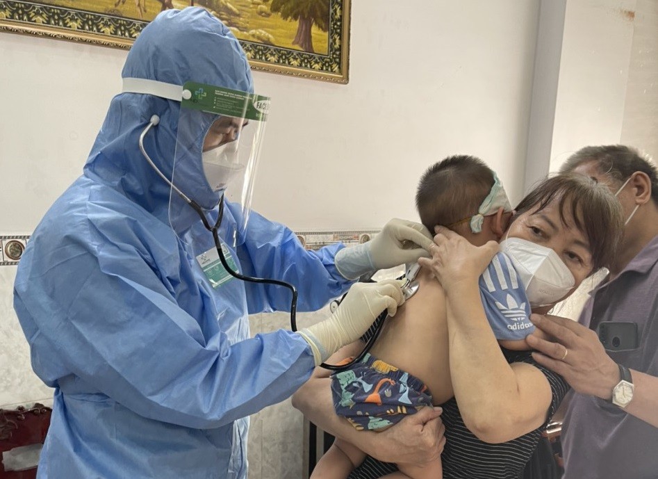 108中央軍隊醫院第二專科醫生陶輝孝少校為病兒診病。