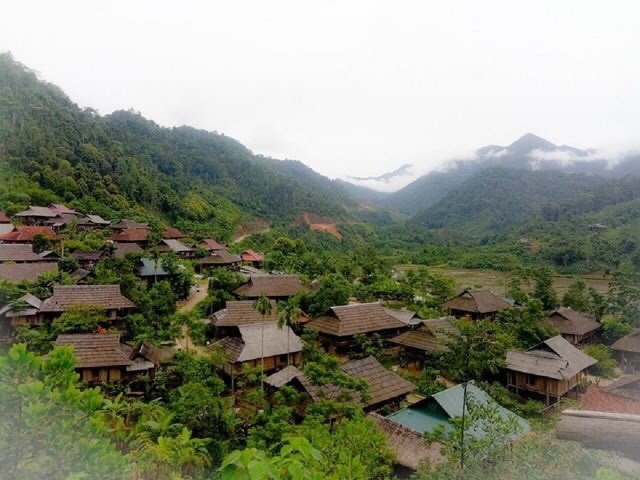 芒旦泰族人村莊裡的古老高腳屋。