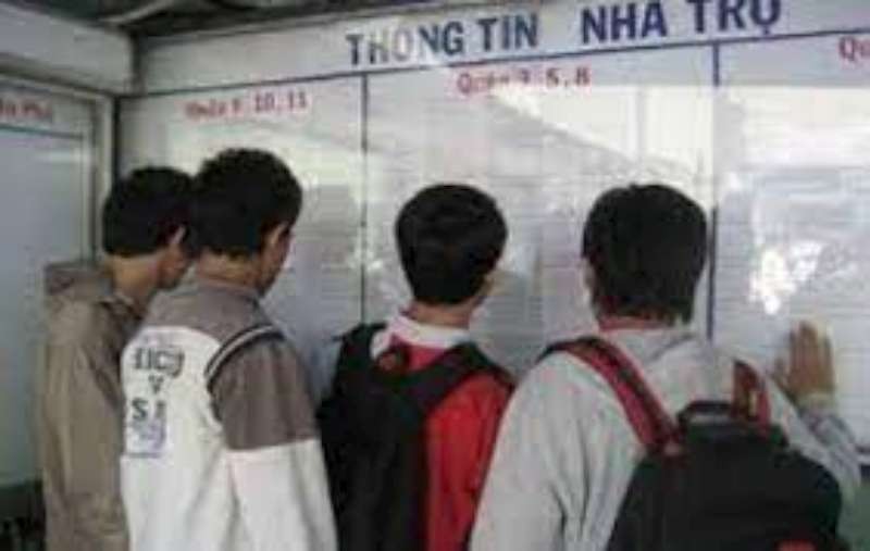 大學生要尋找出租房以返校上學。