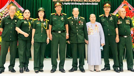 釋女日成退伍軍人、尼師在傳統聚會與316號旅指揮官和昔日的隊友會晤。（資料圖）