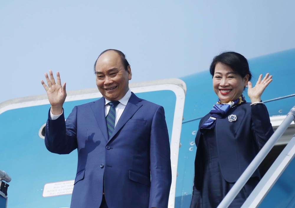 國家主席阮春福偕夫人抵達新加坡樟宜國際機場。 