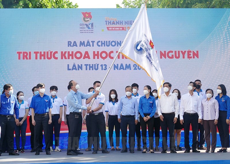 市委副書記阮胡海交青年月啟動旗幟。