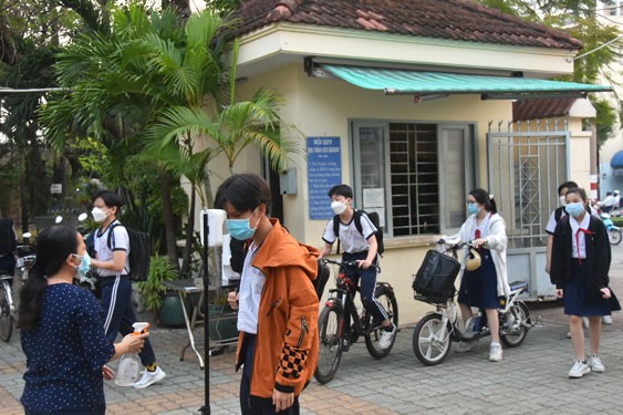 本市學生返校時測量體溫。