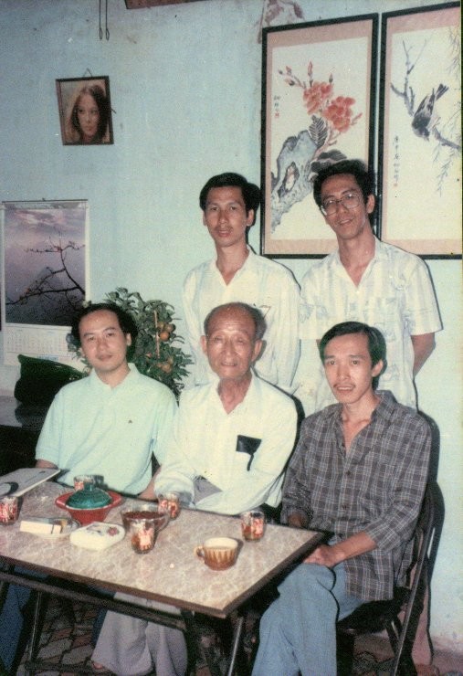 張炯初大師（前排中間者）於 1991年返越省親時與“丹青四友” 愛徒合影。