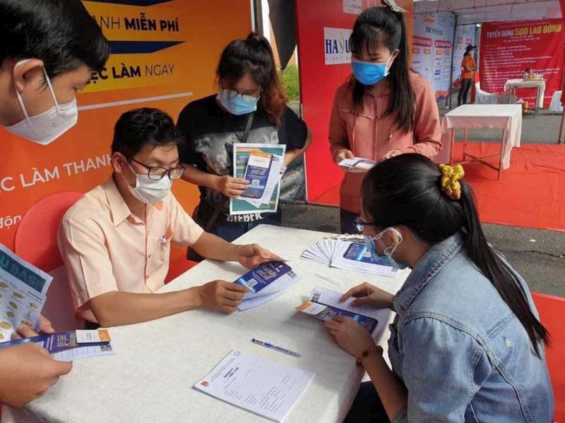 年輕人在本市就業盛會尋找工作。