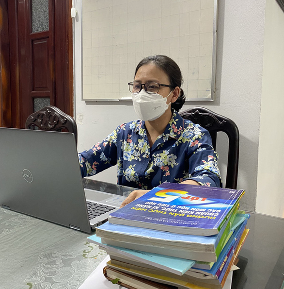 　　第一郡阮秉謙小學的教師張氏碧玉在染 疫期間仍線上教學。