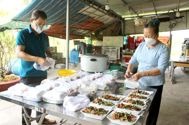 黎氏金芝與丈夫正準備慈善飯菜。