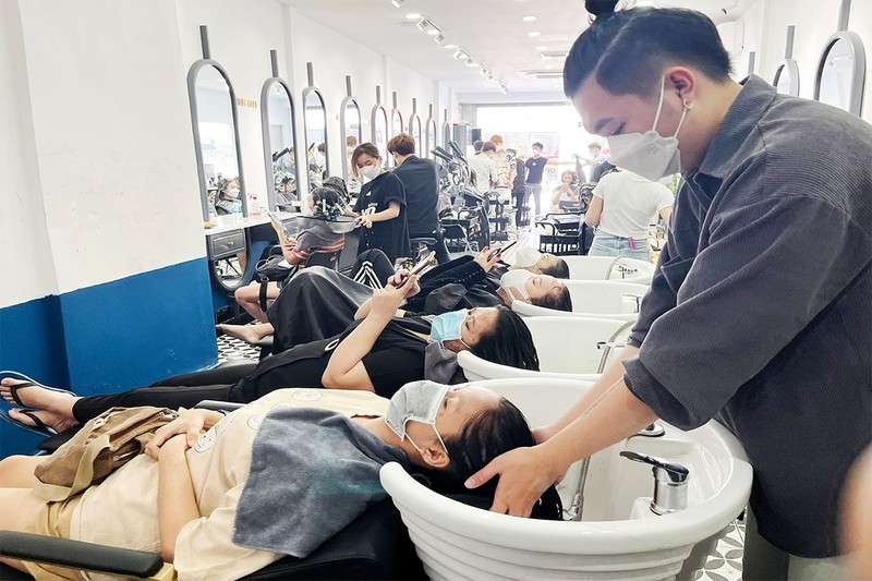 　　如果各坊鄉的疫情風險是第三級，各項如餐飲店的堂食、美容院、美髮店等 服務將受限制和有條件地營運。圖：本市的美髮店在第四波疫情後恢復營業。