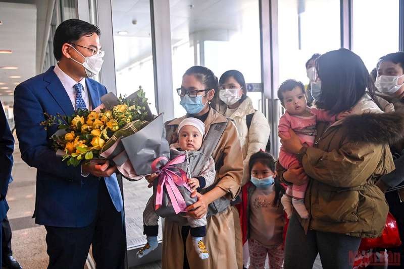 從烏克蘭迎回 287 名越南公民