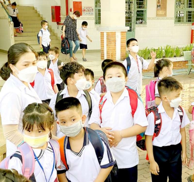 第八郡黃明道小學學生正在放學。