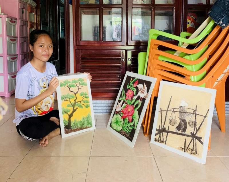 隆盛初中學校九年級學生使用鋸末作出悅目的畫作。